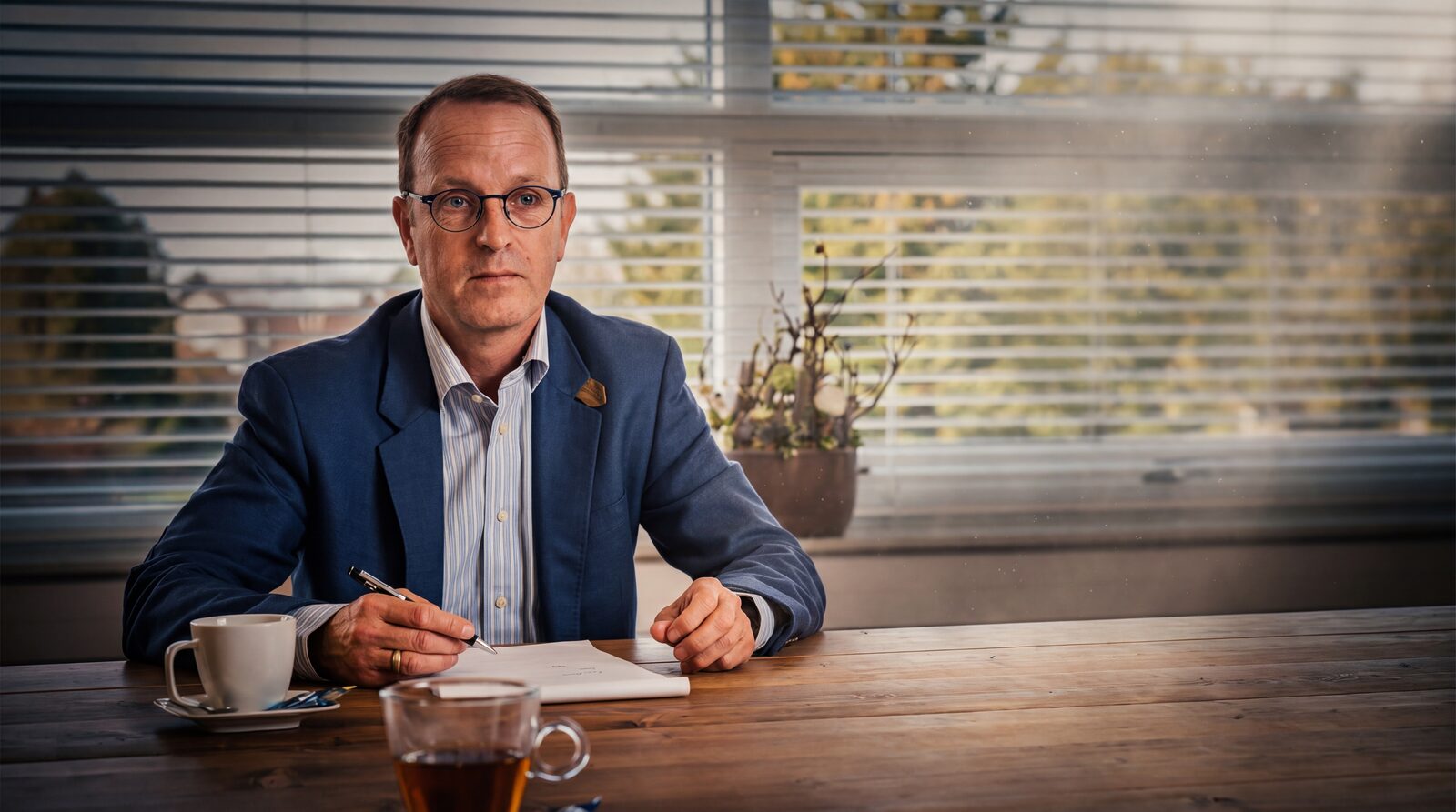 Adviseur van Zeker Adviez aan zijn bureau tijdens een klantgesprek